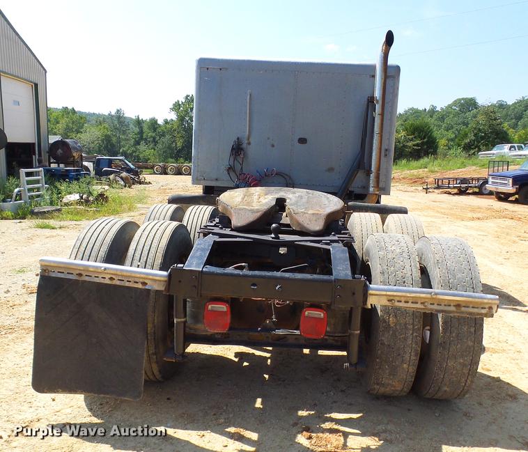 image for item DE5188 1988 International 8300 semi truck