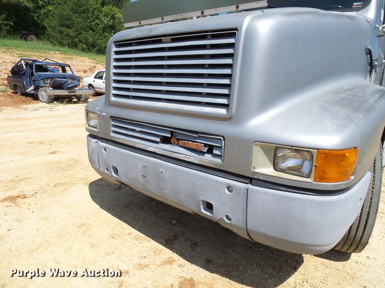 image for item DE5188 1988 International 8300 semi truck