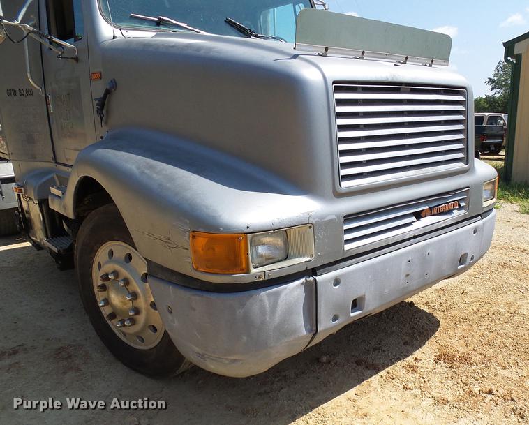 image for item DE5188 1988 International 8300 semi truck