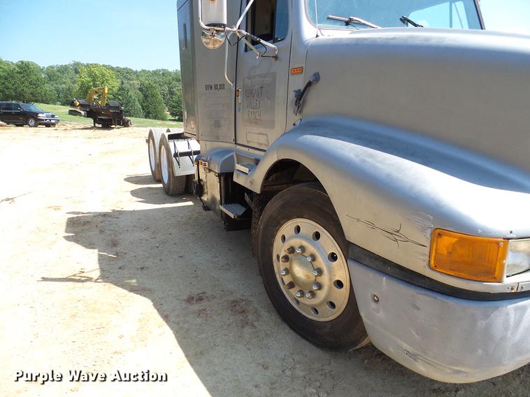 image for item DE5188 1988 International 8300 semi truck