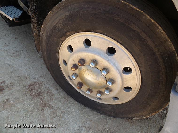 image for item DE5188 1988 International 8300 semi truck