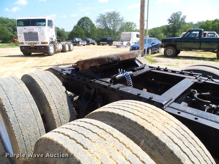 image for item DE5188 1988 International 8300 semi truck