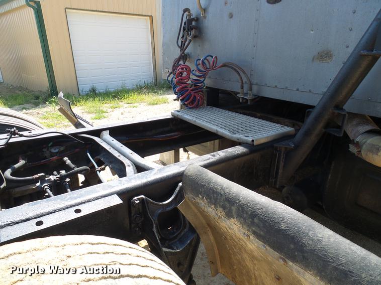 image for item DE5188 1988 International 8300 semi truck