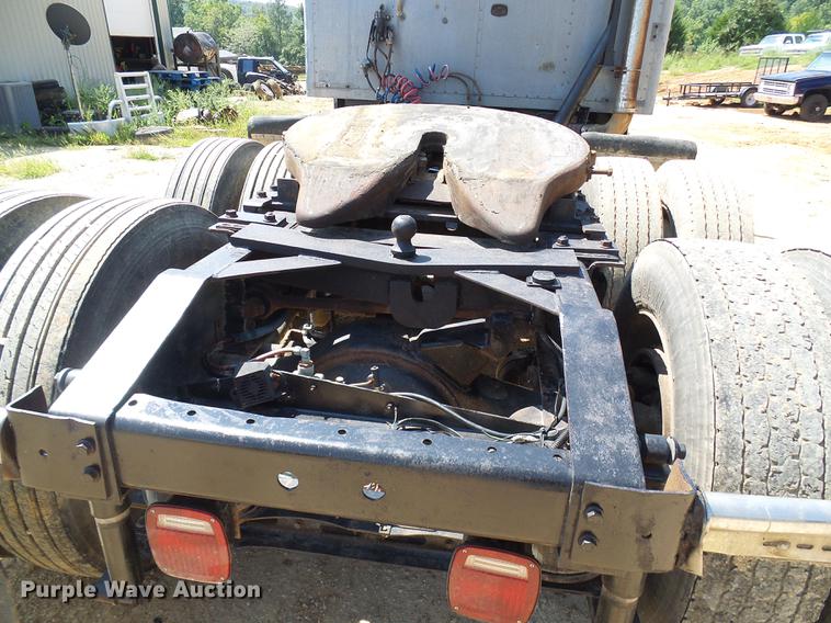 image for item DE5188 1988 International 8300 semi truck