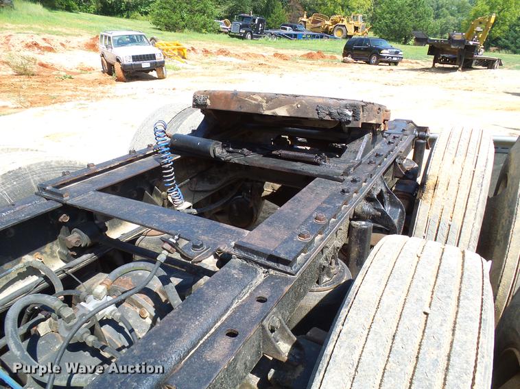 image for item DE5188 1988 International 8300 semi truck