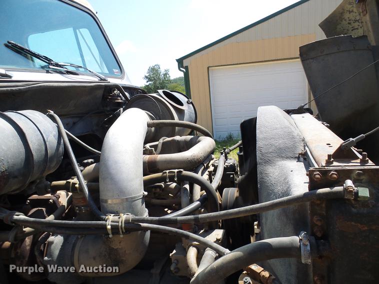 image for item DE5188 1988 International 8300 semi truck