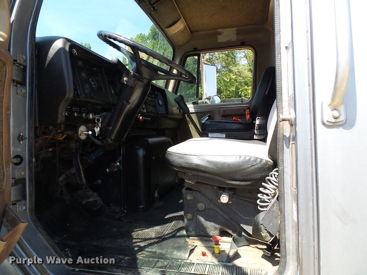 image for item DE5188 1988 International 8300 semi truck