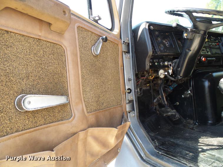 image for item DE5188 1988 International 8300 semi truck