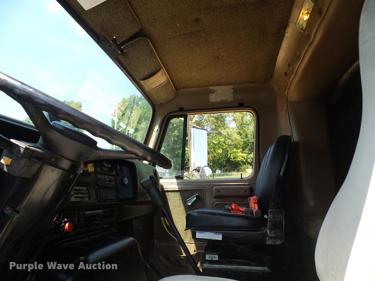 image for item DE5188 1988 International 8300 semi truck