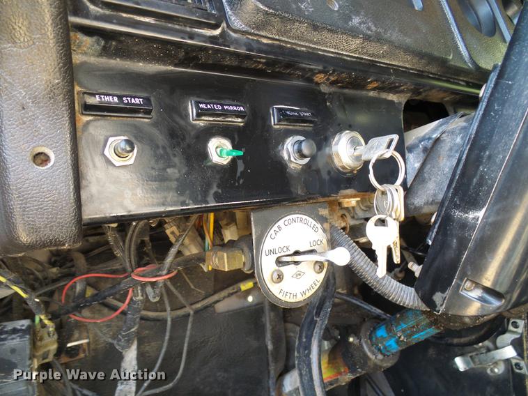 image for item DE5188 1988 International 8300 semi truck