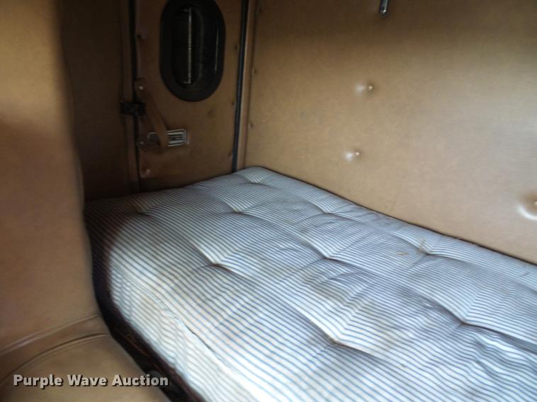 image for item DE5188 1988 International 8300 semi truck