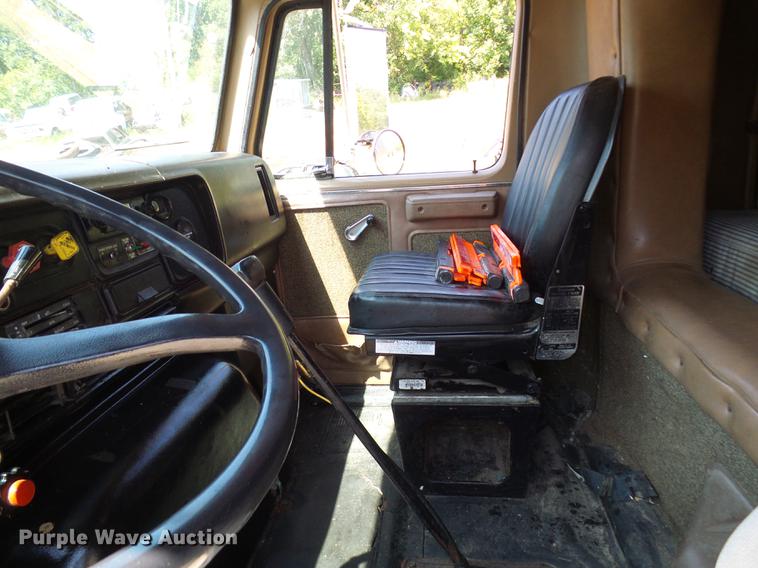 image for item DE5188 1988 International 8300 semi truck