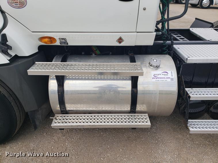 image for item DF2436 2012 International ProStar semi truck