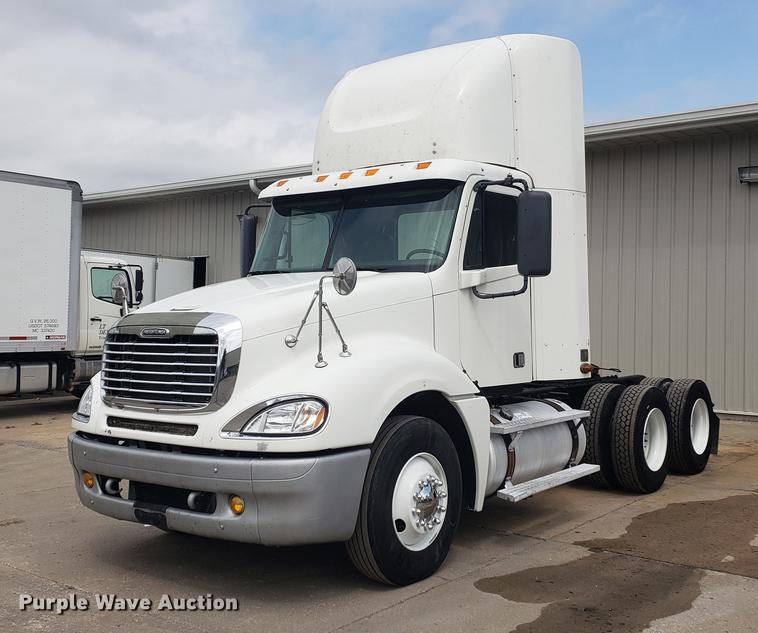 image for item DF2437 2007 Freightliner Columbia 120 semi truck