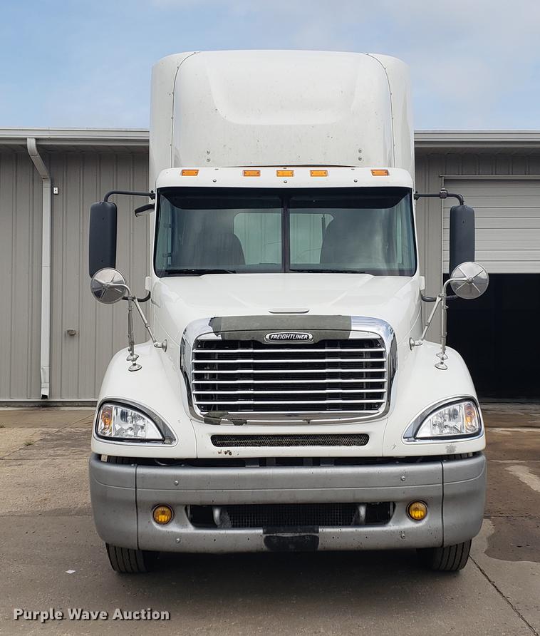 image for item DF2437 2007 Freightliner Columbia 120 semi truck