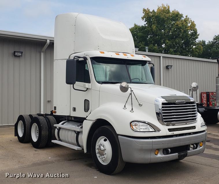 image for item DF2437 2007 Freightliner Columbia 120 semi truck