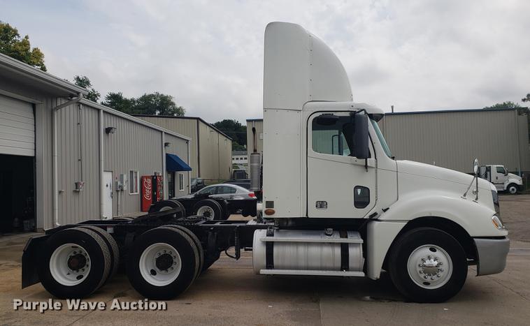image for item DF2437 2007 Freightliner Columbia 120 semi truck