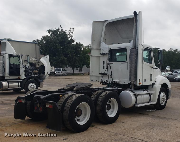 image for item DF2437 2007 Freightliner Columbia 120 semi truck