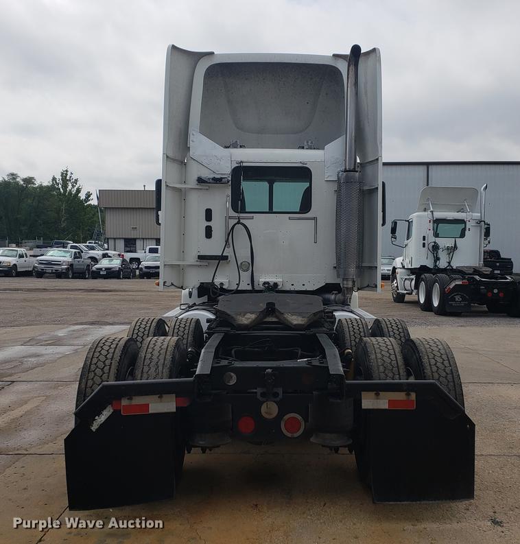 image for item DF2437 2007 Freightliner Columbia 120 semi truck