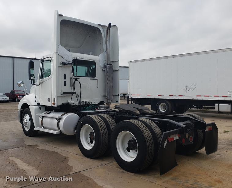 image for item DF2437 2007 Freightliner Columbia 120 semi truck