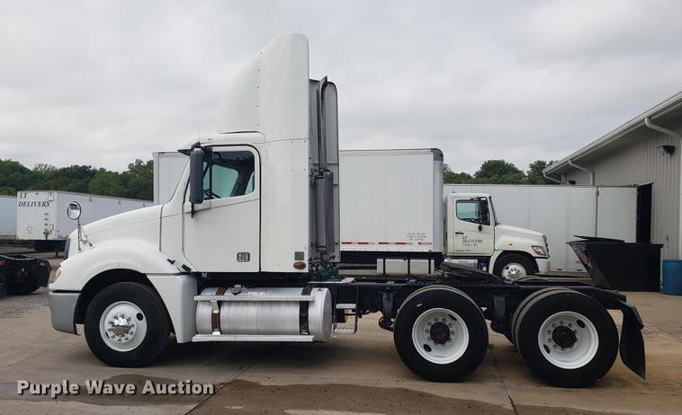 image for item DF2437 2007 Freightliner Columbia 120 semi truck