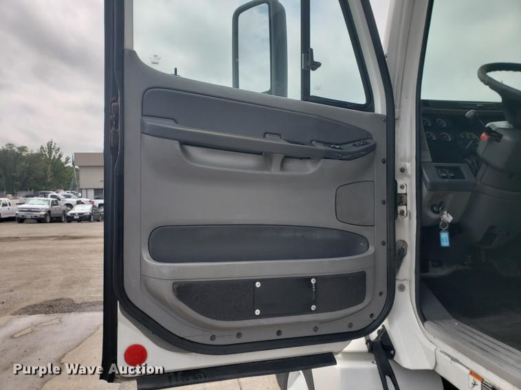 image for item DF2437 2007 Freightliner Columbia 120 semi truck