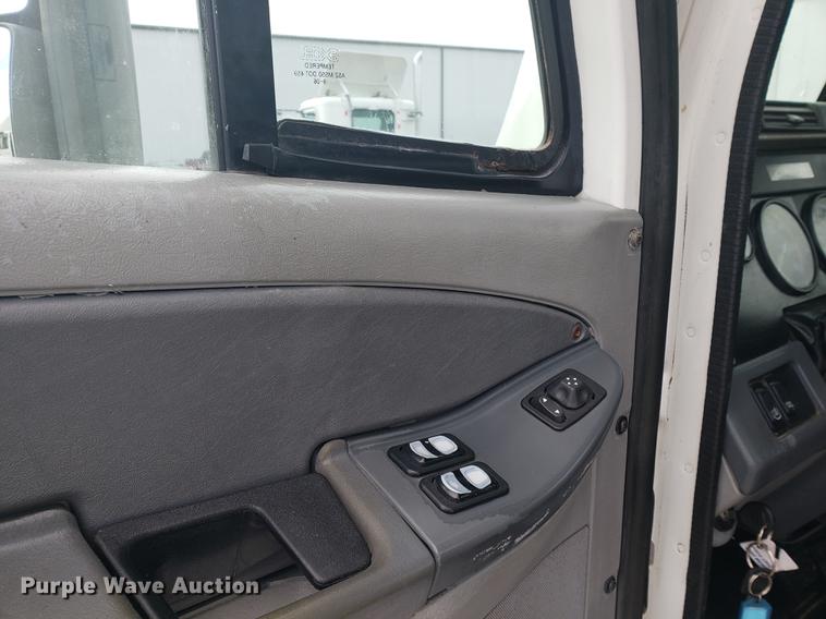 image for item DF2437 2007 Freightliner Columbia 120 semi truck