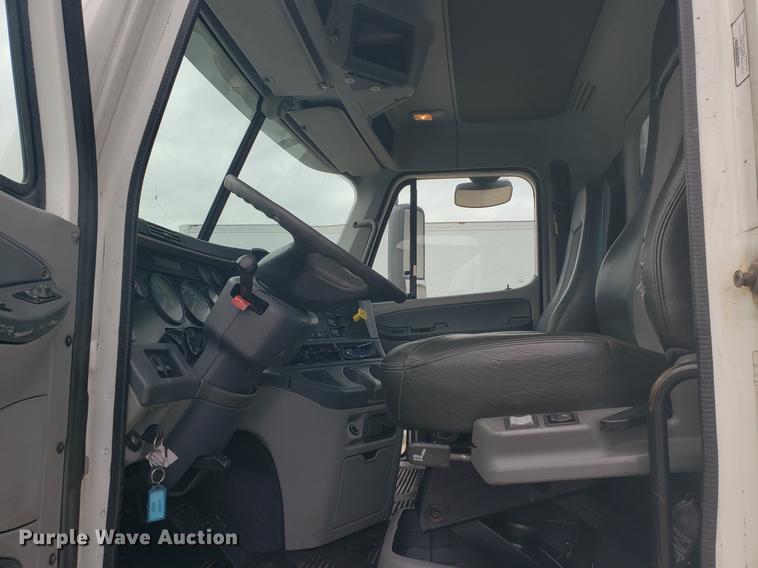 image for item DF2437 2007 Freightliner Columbia 120 semi truck