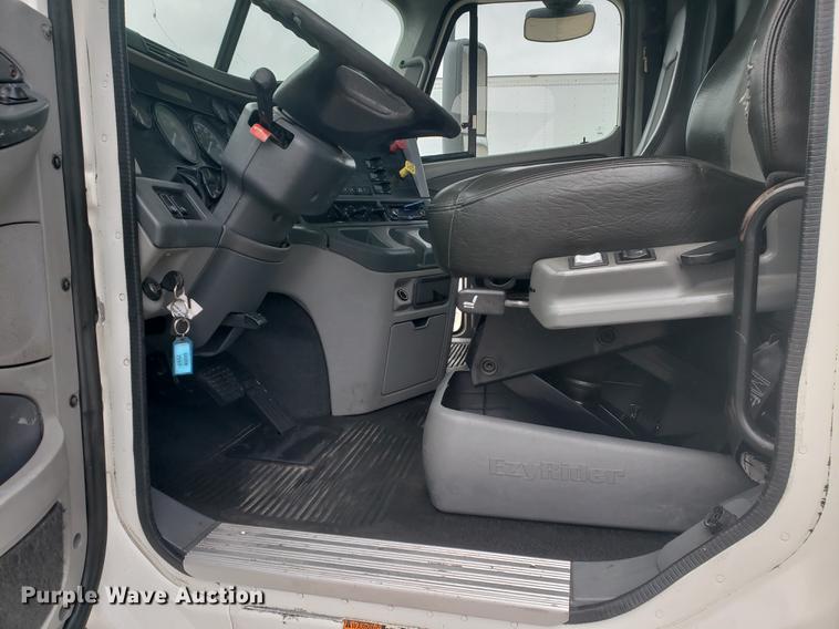 image for item DF2437 2007 Freightliner Columbia 120 semi truck