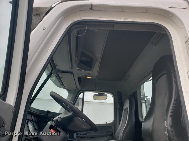 image for item DF2437 2007 Freightliner Columbia 120 semi truck