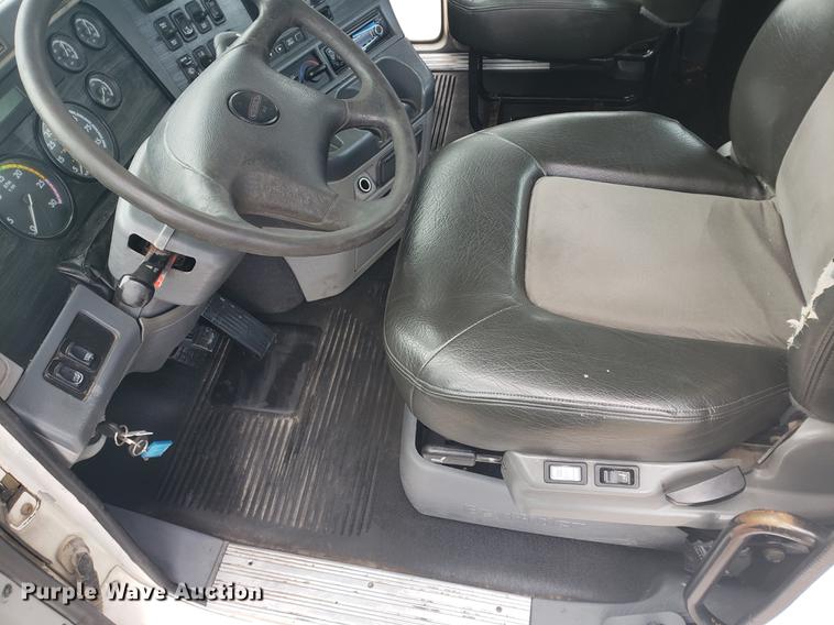 image for item DF2437 2007 Freightliner Columbia 120 semi truck