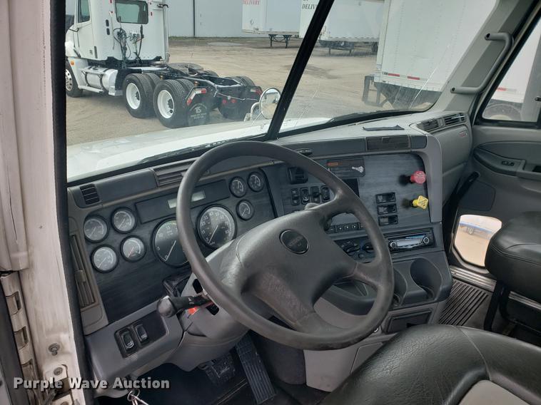 image for item DF2437 2007 Freightliner Columbia 120 semi truck