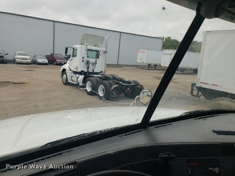 image for item DF2437 2007 Freightliner Columbia 120 semi truck