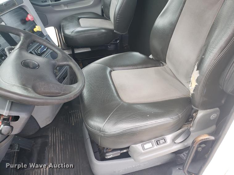 image for item DF2437 2007 Freightliner Columbia 120 semi truck