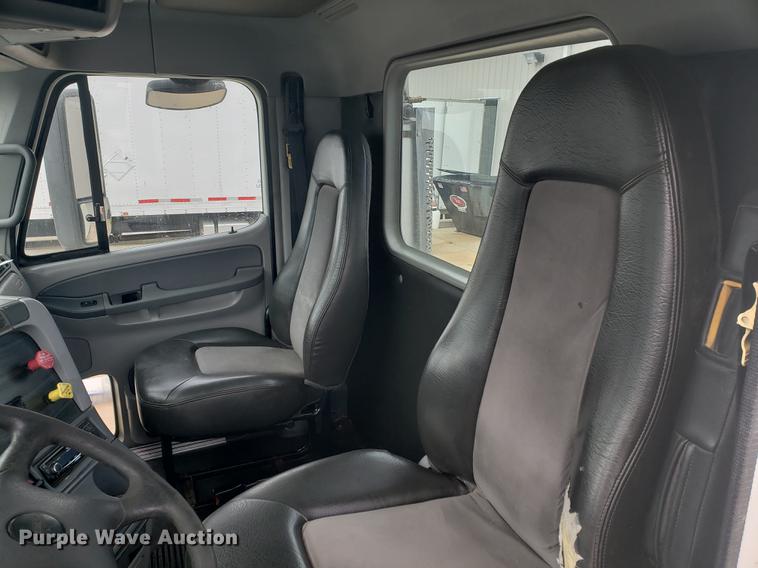 image for item DF2437 2007 Freightliner Columbia 120 semi truck