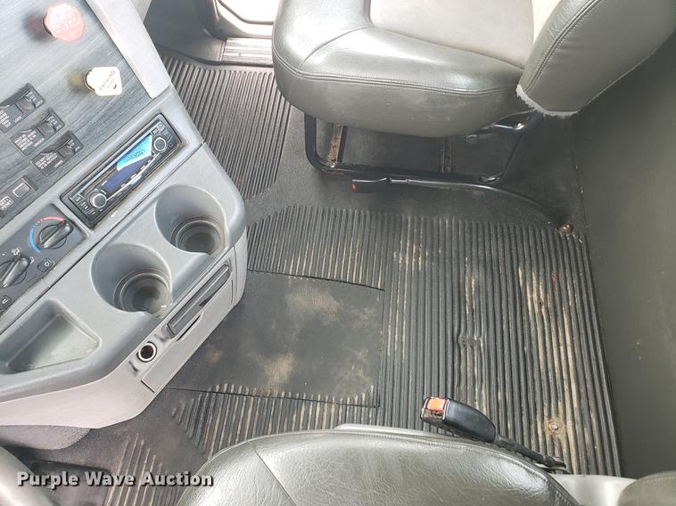 image for item DF2437 2007 Freightliner Columbia 120 semi truck