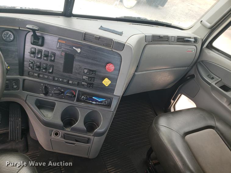 image for item DF2437 2007 Freightliner Columbia 120 semi truck