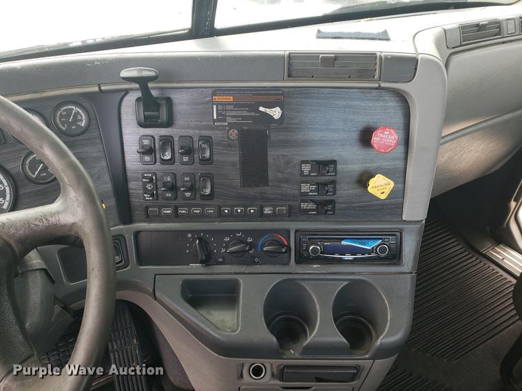 image for item DF2437 2007 Freightliner Columbia 120 semi truck