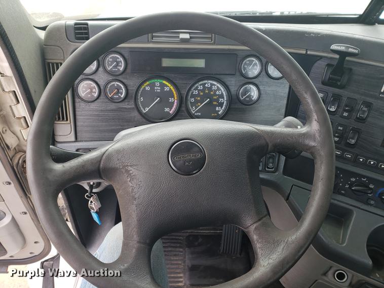 image for item DF2437 2007 Freightliner Columbia 120 semi truck