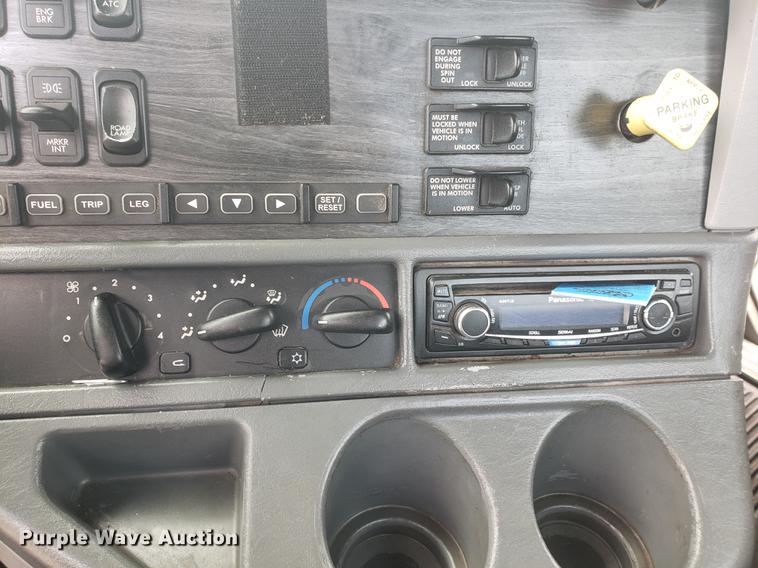 image for item DF2437 2007 Freightliner Columbia 120 semi truck