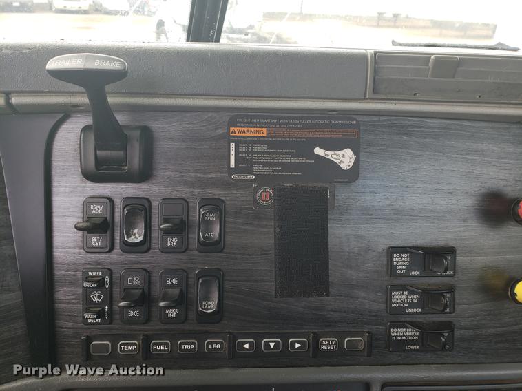 image for item DF2437 2007 Freightliner Columbia 120 semi truck