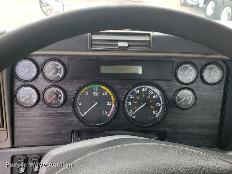 image for item DF2437 2007 Freightliner Columbia 120 semi truck