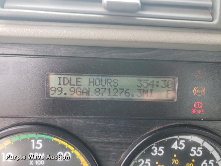 image for item DF2437 2007 Freightliner Columbia 120 semi truck