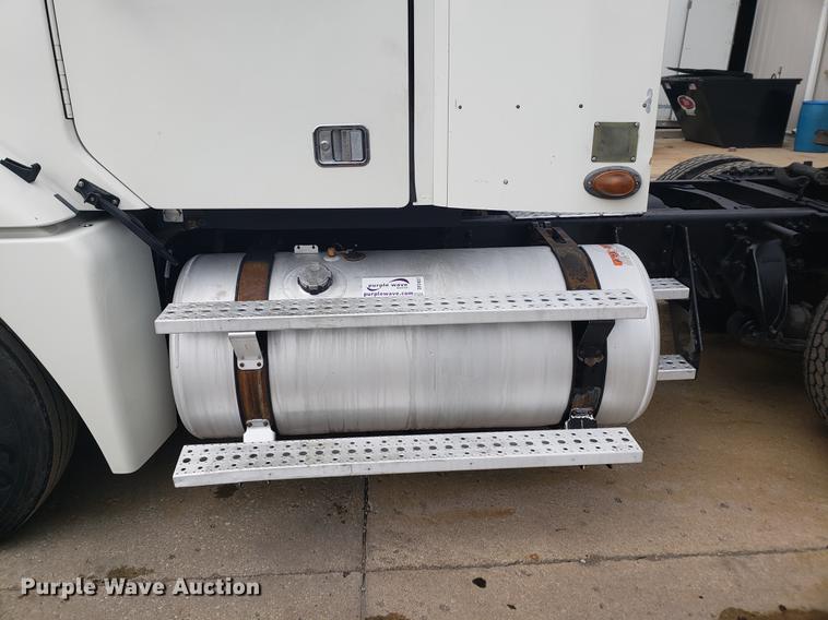 image for item DF2437 2007 Freightliner Columbia 120 semi truck