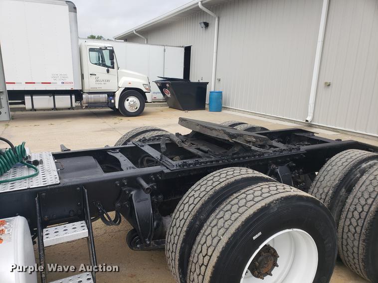 image for item DF2437 2007 Freightliner Columbia 120 semi truck