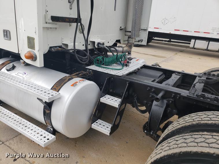 image for item DF2437 2007 Freightliner Columbia 120 semi truck