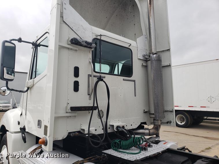 image for item DF2437 2007 Freightliner Columbia 120 semi truck