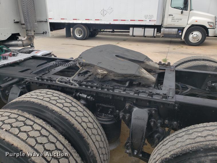 image for item DF2437 2007 Freightliner Columbia 120 semi truck