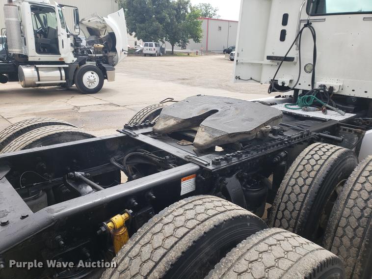 image for item DF2437 2007 Freightliner Columbia 120 semi truck