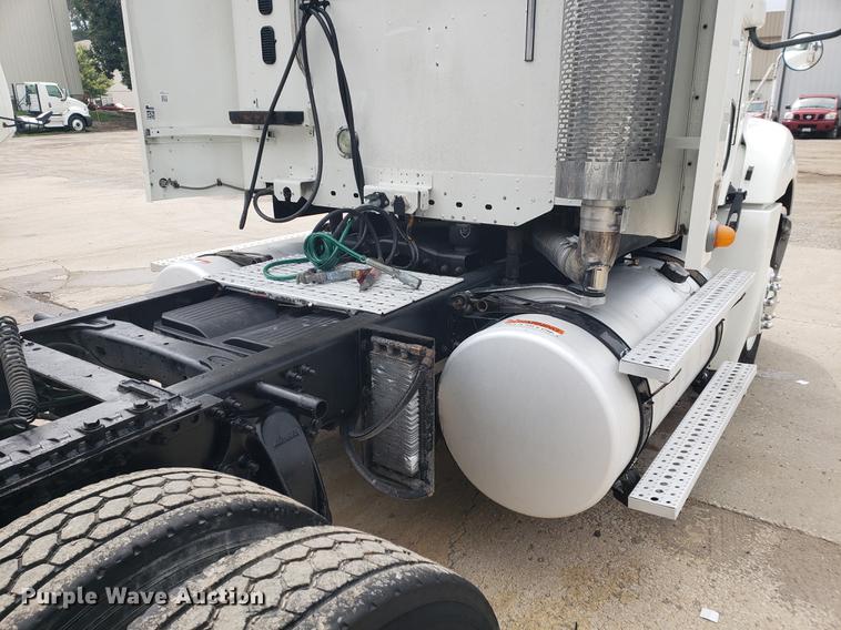 image for item DF2437 2007 Freightliner Columbia 120 semi truck